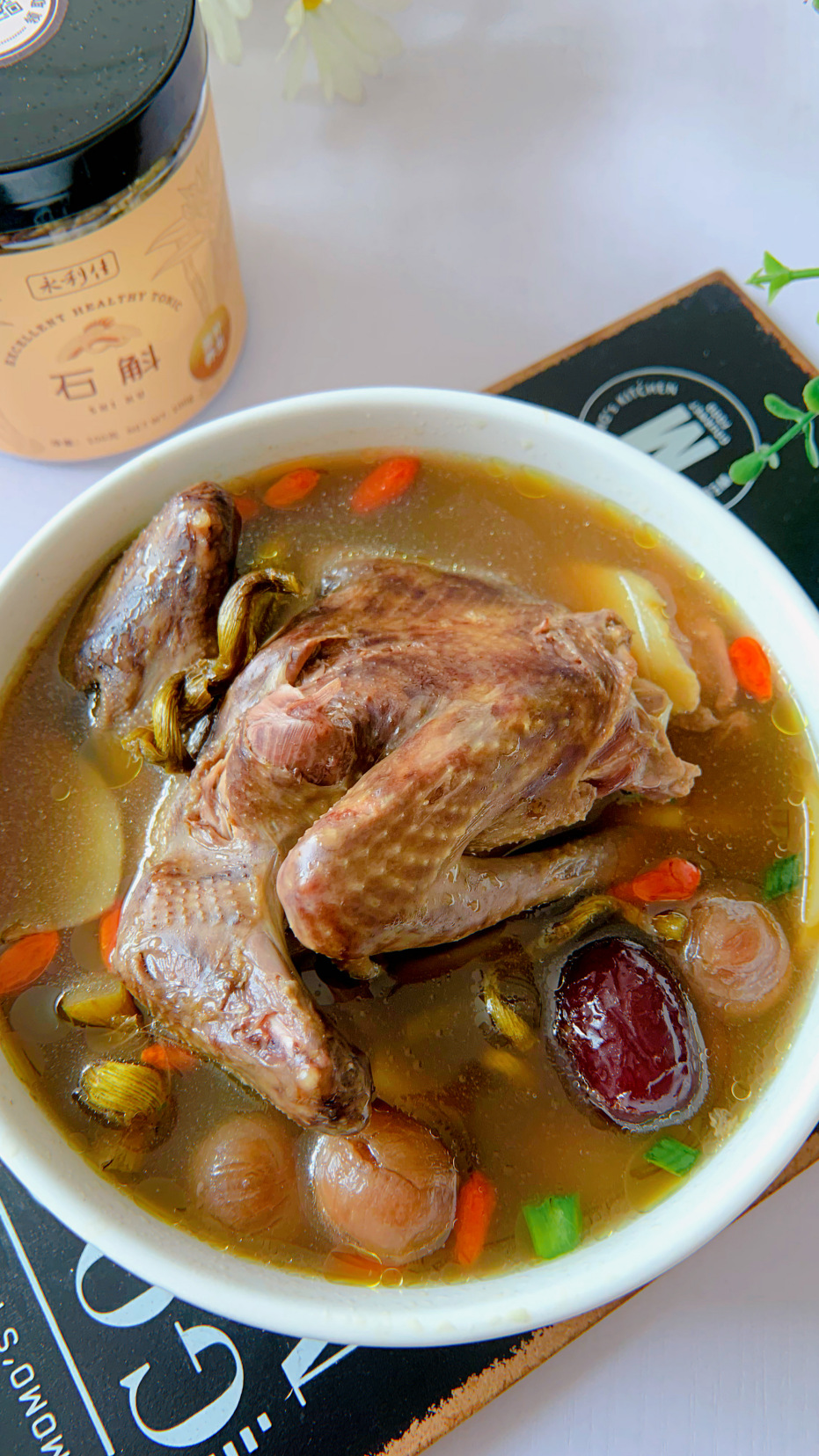 滋补又美味的石斛乳鸽汤,特别适合工作压力大,经常熬夜加班睡眠不好的朋友喝